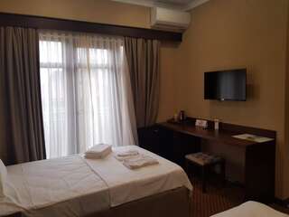 Отель AinLan Сухум Трехместный номер с двуспальной кроватью и дополнительной кроватью-4