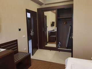 Отель AinLan Сухум Двухместный номер с 2 отдельными кроватями и балконом-5