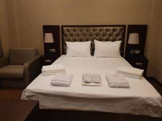 Отель AinLan Сухум Трехместный номер с двуспальной кроватью и дополнительной кроватью-9