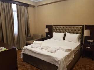 Отель AinLan Сухум Трехместный номер с двуспальной кроватью и дополнительной кроватью-1