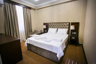 Отель AinLan Сухум Трехместный номер с двуспальной кроватью и дополнительной кроватью-14