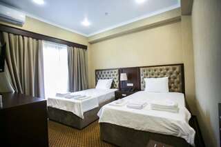 Отель AinLan Сухум Двухместный номер с 2 отдельными кроватями и балконом-11