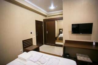 Отель AinLan Сухум Двухместный номер с 2 отдельными кроватями и балконом-18